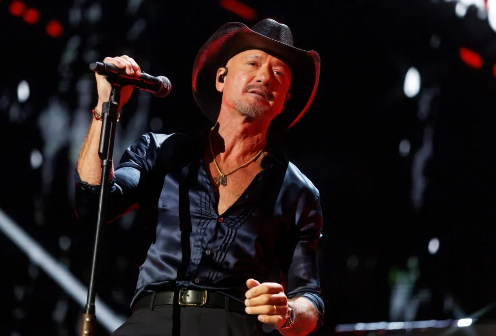 Tim McGraw se moque de lui-même après sa chute sur scène au concert de Cincinnati