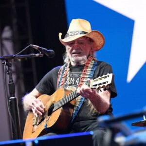 Willie Nelson s&rsquo;en prend à la construction d&rsquo;un centre de données IA au Texas : « bruyant, voleur d&rsquo;eau et polluant la lumière »