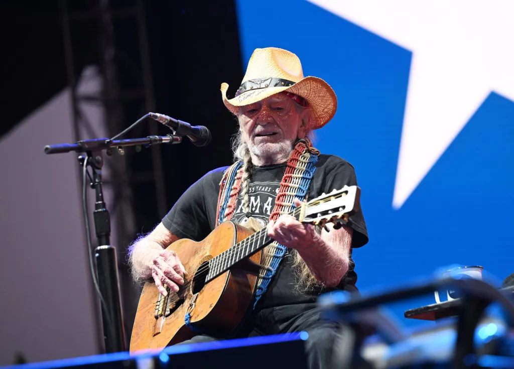 Willie Nelson s'en prend à la construction d'un centre de données IA au Texas : « bruyant, voleur d'eau et polluant la lumière »