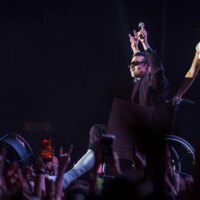 Yungblud surfe en fauteuil roulant pendant son spectacle après s&rsquo;être cassé la jambe