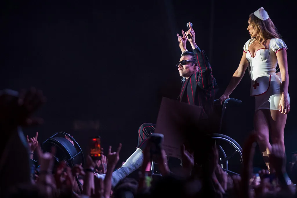 Yungblud surfe en fauteuil roulant pendant son spectacle après s'être cassé la jambe