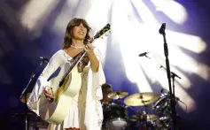 Ella Langley se produit sur scène au Nissan Stadium lors du CMA Fest 2026 le 4 juin 2026 à Nashville.