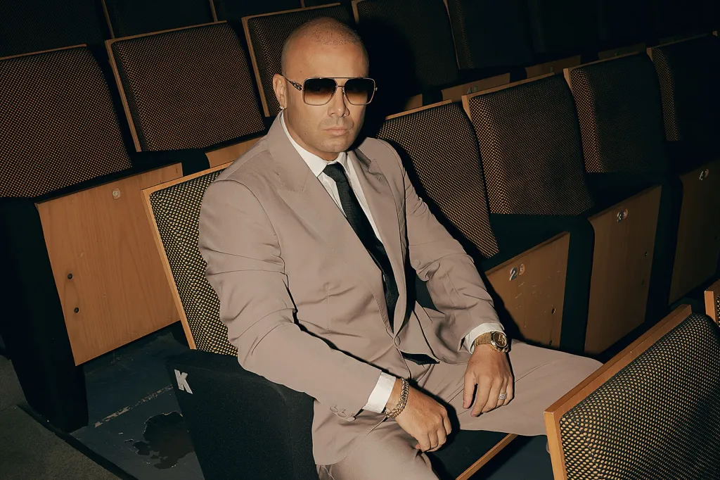 Wisin lance « Universidad del Perreo » et signe une nouvelle direction : « The Music Speaks »