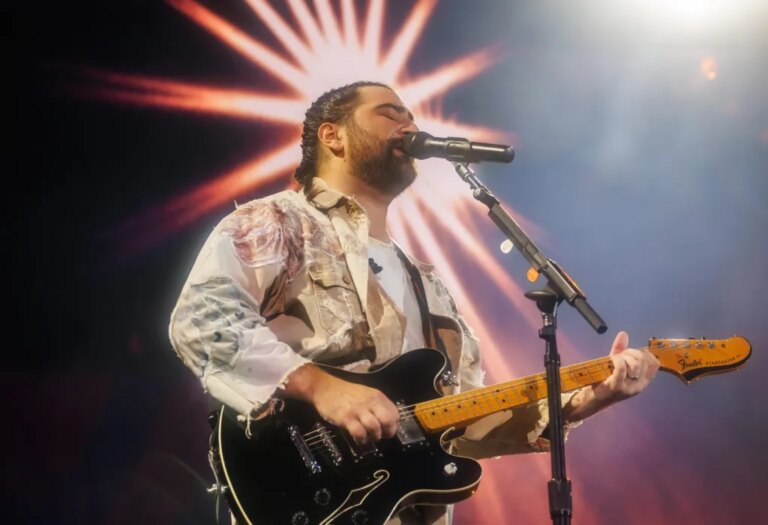Noah Kahan interprétera cette chanson classique lors du spot « In Memoriam » aux Emmy Awards 2026