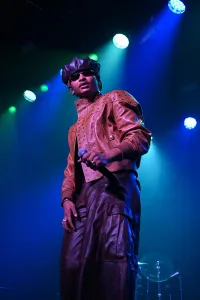 Destin Conrad se produit sur scène lors du concert Billboard R&B Hip-Hop Live 2026 qui s'est tenu au Brooklyn Steel le 10 septembre 2026 à Brooklyn, New York.