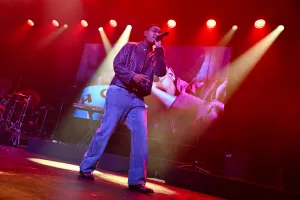 Kwn se produit sur scène lors du concert Billboard R&B Hip-Hop Live 2026 qui s'est tenu au Brooklyn Steel le 10 septembre 2026 à Brooklyn, New York.