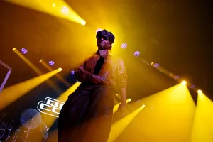 Destin Conrad se produit sur scène lors du concert Billboard R&B Hip-Hop Live 2026 qui s'est tenu au Brooklyn Steel le 10 septembre 2026 à Brooklyn, New York.