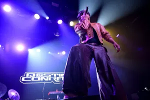 Destin Conrad se produit sur scène lors du concert Billboard R&B Hip-Hop Live 2026 qui s'est tenu au Brooklyn Steel le 10 septembre 2026 à Brooklyn, New York.