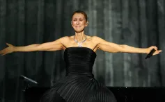 Céline Dion réagit lors de son premier concert d'une série à la Plénitude Arena de Nanterre, à l'ouest de Paris, le 12 septembre 2026.