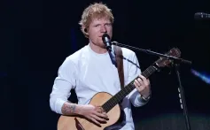 Ed Sheeran se produit sur scène au Jingle ball 2025 d'iHeartRadio Z100 présenté par Capital One qui s'est tenu au Madison Square Garden le 12 décembre 2025 à New York, New York.