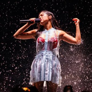 L&rsquo;ouverture de la tournée Unraveled d&rsquo;Olivia Rodrigo s&rsquo;épanouit coup après coup et une robe dissolvante : 5 meilleurs moments