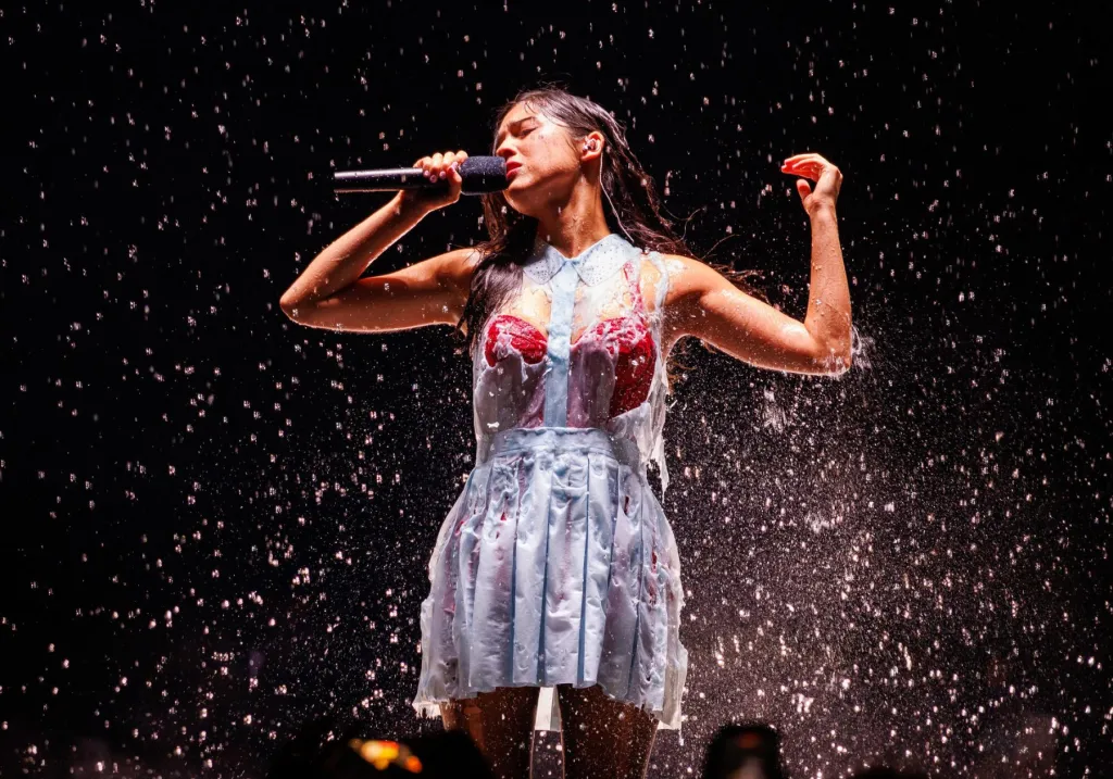 L'ouverture de la tournée Unraveled d'Olivia Rodrigo s'épanouit coup après coup et une robe dissolvante : 5 meilleurs moments