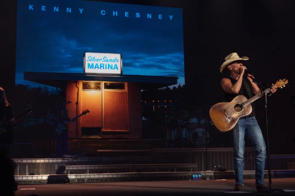 Kenny Chesney accueille ses fans dans la « Silver Sands Marina » lors d'un spectacle intime à Nashville : 5 meilleurs moments