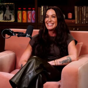 Alanis Morissette dit qu&rsquo;elle fait équipe avec Martin Short et porte un toast « à un Noël empathique » sur son premier album de vacances