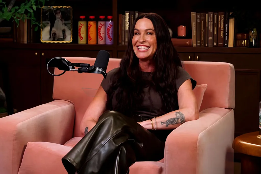 Alanis Morissette dit qu'elle fait équipe avec Martin Short et porte un toast "à un Noël empathique" sur son premier album de vacances