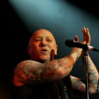 Angry Anderson, leader de Rose Tattoo, décède à 79 ans