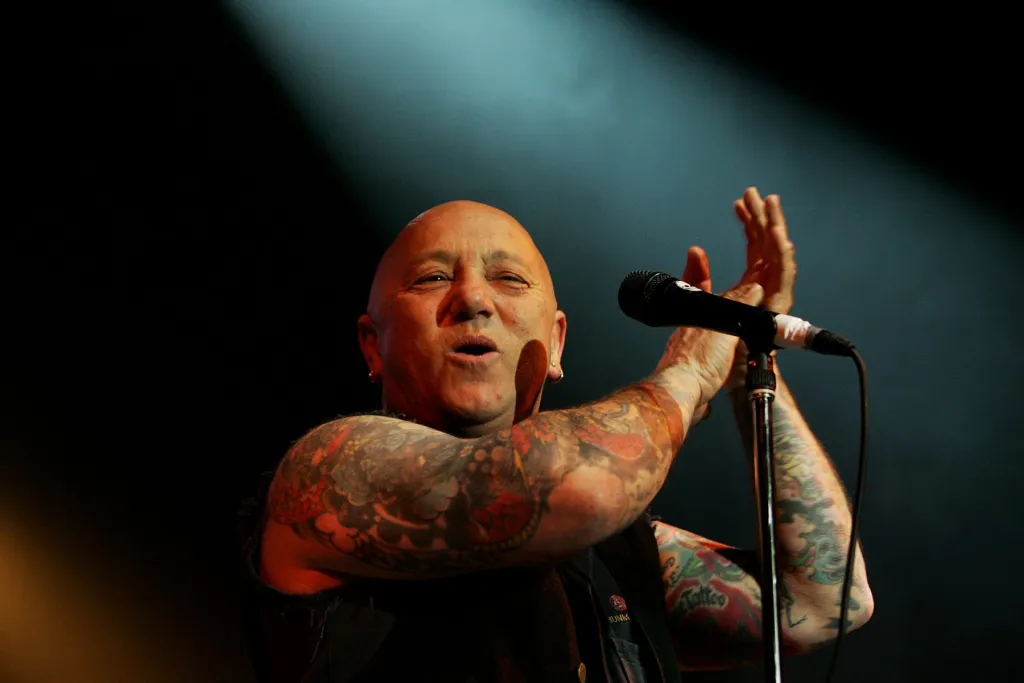 Angry Anderson, leader de Rose Tattoo, décède à 79 ans