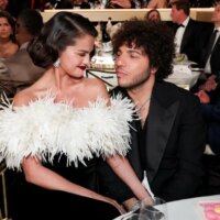 Benny Blanco et Selena Gomez célèbrent leur anniversaire de mariage avec un gâteau vieux d&rsquo;un an (malgré le test de goût de Martin Short)