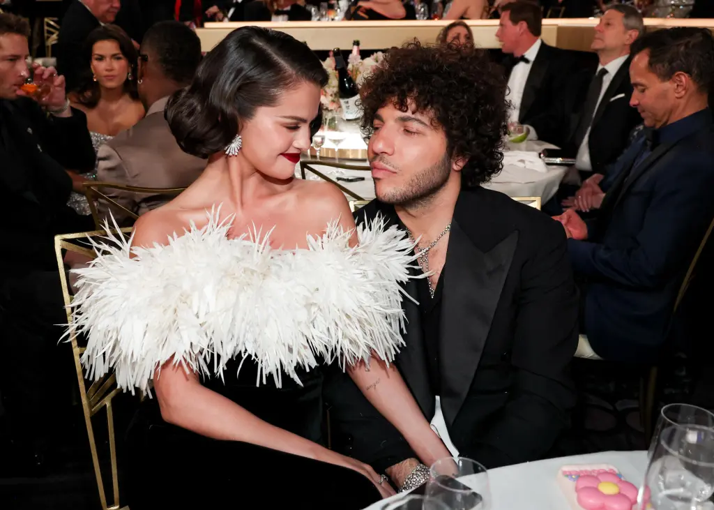 Benny Blanco et Selena Gomez célèbrent leur anniversaire de mariage avec un gâteau vieux d'un an (malgré le test de goût de Martin Short)