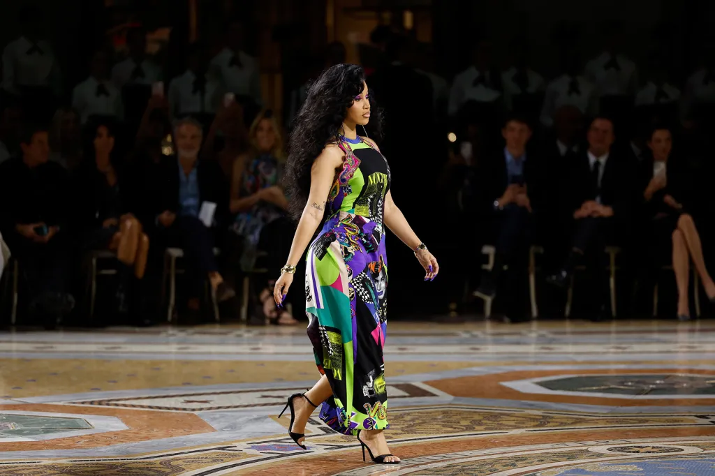 Cardi B réfléchit sur son « rêve » de défiler sur le podium « Vogue » à la Fashion Week de Milan : « Un moment que je n'oublierai jamais »