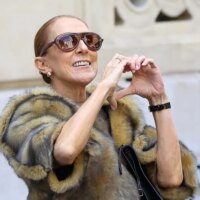 Céline Dion monte au sommet d&rsquo;une voiture pour chanter avec une foule de fans à Paris