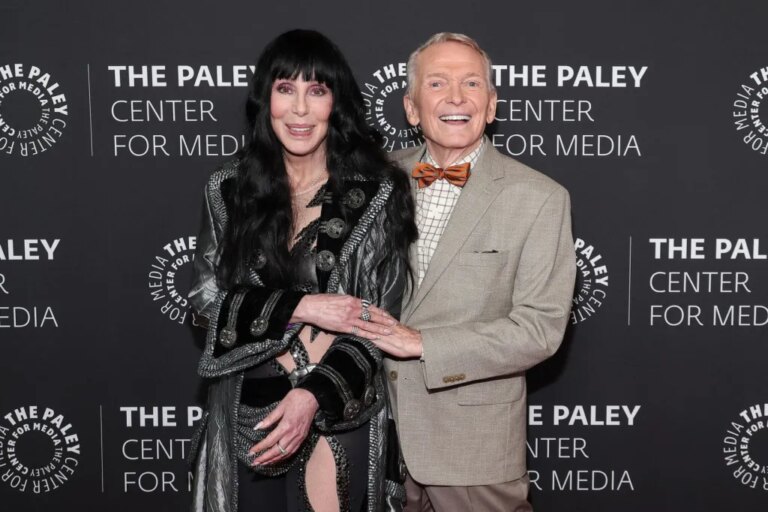 Cher se souvient de Bob Mackie après le décès du créateur légendaire à 87 ans : « Good Nite Sweet Prince »
