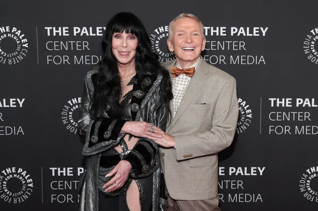 Cher se souvient de Bob Mackie après le décès du créateur légendaire à 87 ans : « Good Nite Sweet Prince »