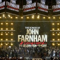 Chris Martin de Coldplay salue John Farnham avec une douce chanson originale : regardez