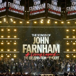 Chris Martin de Coldplay salue John Farnham avec une douce chanson originale : regardez