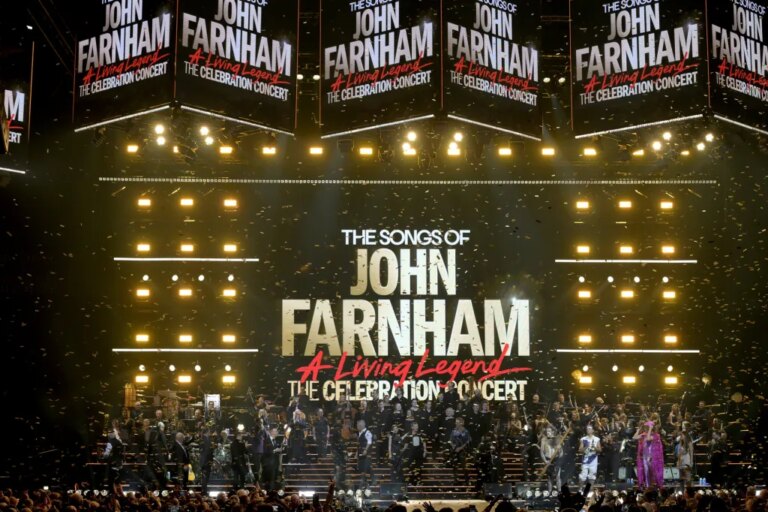 Chris Martin de Coldplay salue John Farnham avec une douce chanson originale : regardez