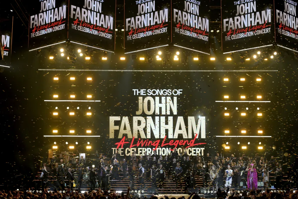Chris Martin de Coldplay salue John Farnham avec une douce chanson originale : regardez