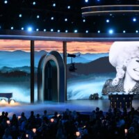 Dolly Parton rappelée par Reba McEntire et Sally Field lors des Emmys 2026 : « Je n&rsquo;ai jamais arrêté de l&rsquo;aimer »