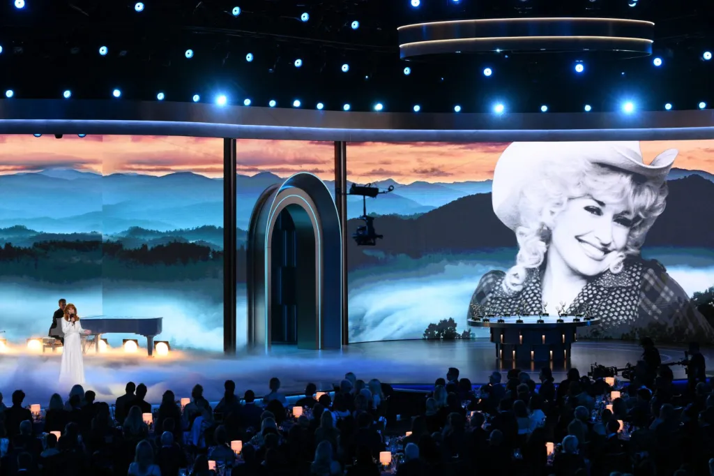 Dolly Parton rappelée par Reba McEntire et Sally Field lors des Emmys 2026 : "Je n'ai jamais arrêté de l'aimer"
