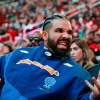 Drake présente une nouvelle chaîne d&rsquo;argent liquide en platine : « Vous pensez que vous pourriez acheter nos artefacts ? »