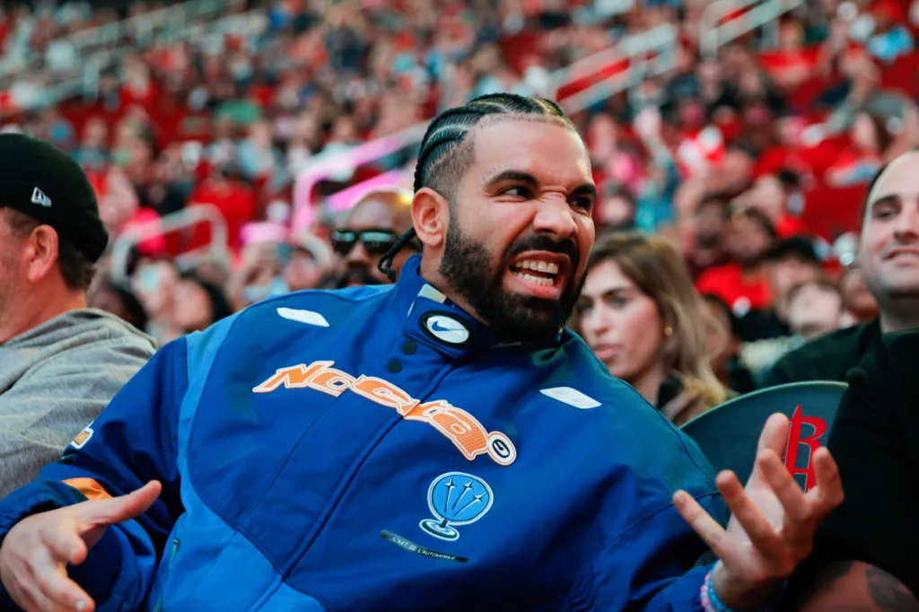 Drake présente une nouvelle chaîne d'argent liquide en platine : "Vous pensez que vous pourriez acheter nos artefacts ?"