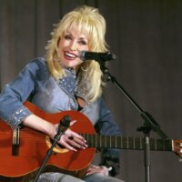 Écoutez Dolly Parton célébrer ses racines Bluegrass dans l&rsquo;hommage posthume aux frères Stanley « Bound to Ride »