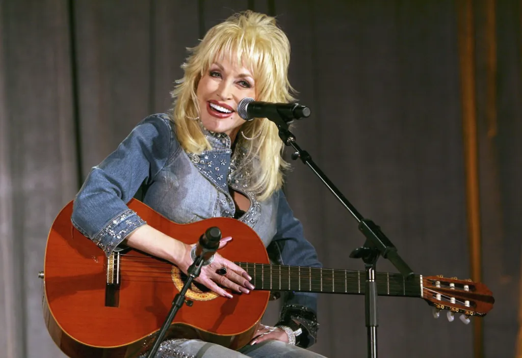 Écoutez Dolly Parton célébrer ses racines Bluegrass dans l'hommage posthume aux frères Stanley "Bound to Ride"