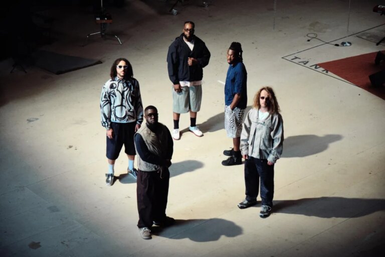 Ezra Collective sur le superbe nouvel album « Here Because of Hope » et en collaboration avec Olivia Dean : « Mon moment A&R le plus parfait ! »