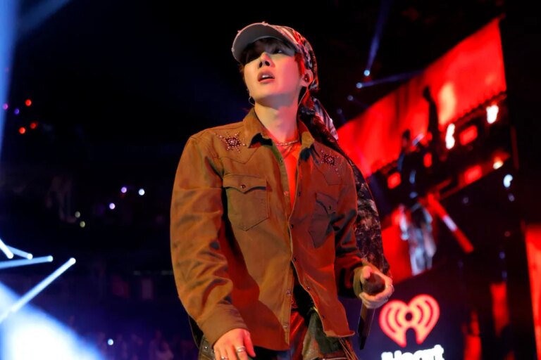 J-Hope crie à l&rsquo;ARMÉE après que BTS ait remporté 3 nouvelles victoires VMA : « Tout est grâce à vous les gars »