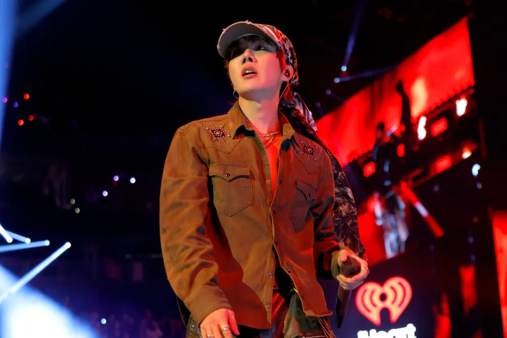 J-Hope crie à l'ARMÉE après que BTS ait remporté 3 nouvelles victoires VMA : "Tout est grâce à vous les gars"