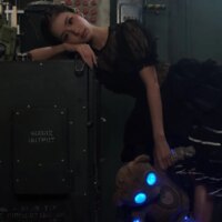 JISOO fait une figure solitaire en tant que cyborg de parc à thème avec un cœur dans le clip vidéo « CLICK » : regardez