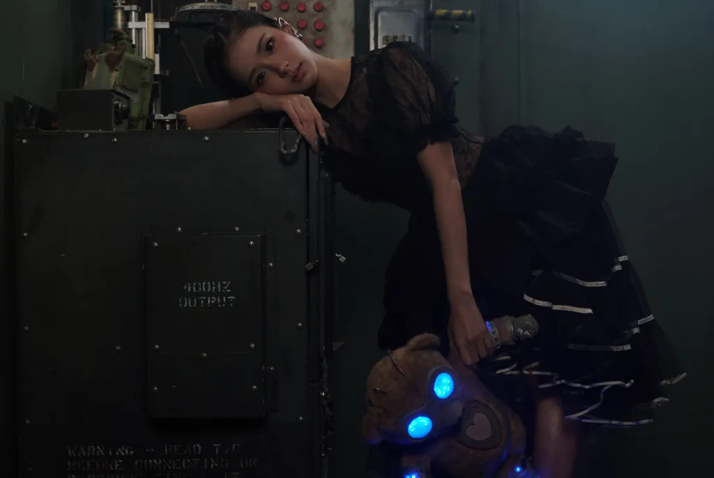 JISOO fait une figure solitaire en tant que cyborg de parc à thème avec un cœur dans le clip vidéo « CLICK » : regardez