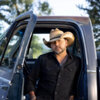 Jason Aldean garantit que Ronnie Milsap ne sera pas oublié « de sitôt » avec une nouvelle chanson : « J&rsquo;ai immédiatement su que nous allions le couper »