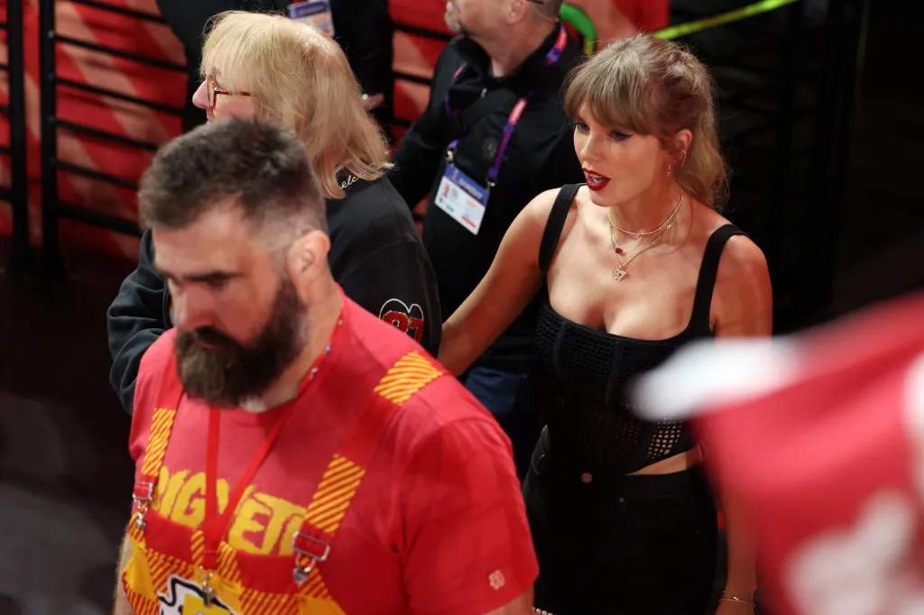 Jason Kelce dit que ses filles ne pouvaient pas arrêter d'appeler Taylor Swift ainsi lorsqu'elles l'ont rencontrée pour la première fois