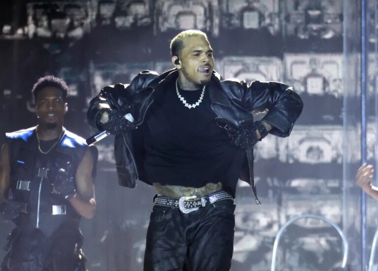 « Je serai le méchant »: Chris Brown double tout