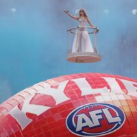 Kylie Minogue livre des succès, des invités surprises et des pièces pyrotechniques lors de la grande finale de l&rsquo;AFL