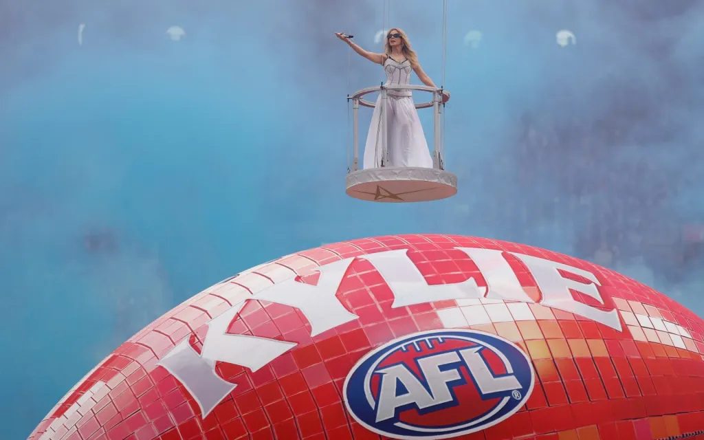 Kylie Minogue livre des succès, des invités surprises et des pièces pyrotechniques lors de la grande finale de l'AFL