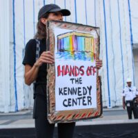 La chaîne humaine autour du Kennedy Center exige que Trump démissionne du conseil d&rsquo;administration
