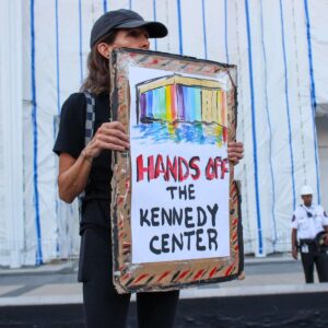 La chaîne humaine autour du Kennedy Center exige que Trump démissionne du conseil d&rsquo;administration