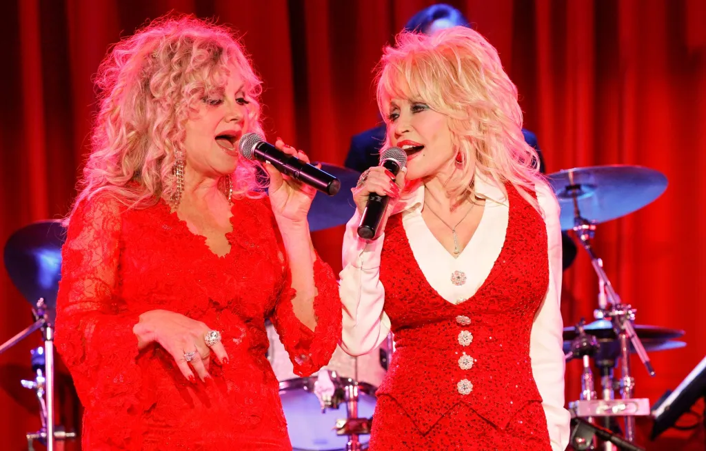 La sœur de Dolly Parton, Stella, dénonce les « faux déchets d'IA » et les « tweets sarcastiques » à propos de la mort du chanteur